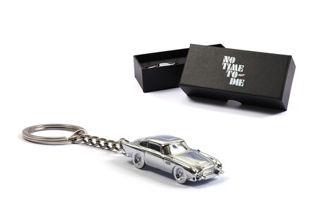 「007／ノー・タイム・トゥ・ダイ」ムビチケオンライン券購入者の中から300名にプレゼントされるオリジナルキーチェーン（イメージ）。