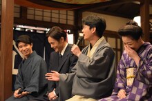 佐久本宝（左）に質問してほしいと記者に頼む唐沢寿明（中央右）。