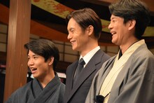左から佐久本宝、窪田正孝、唐沢寿明。