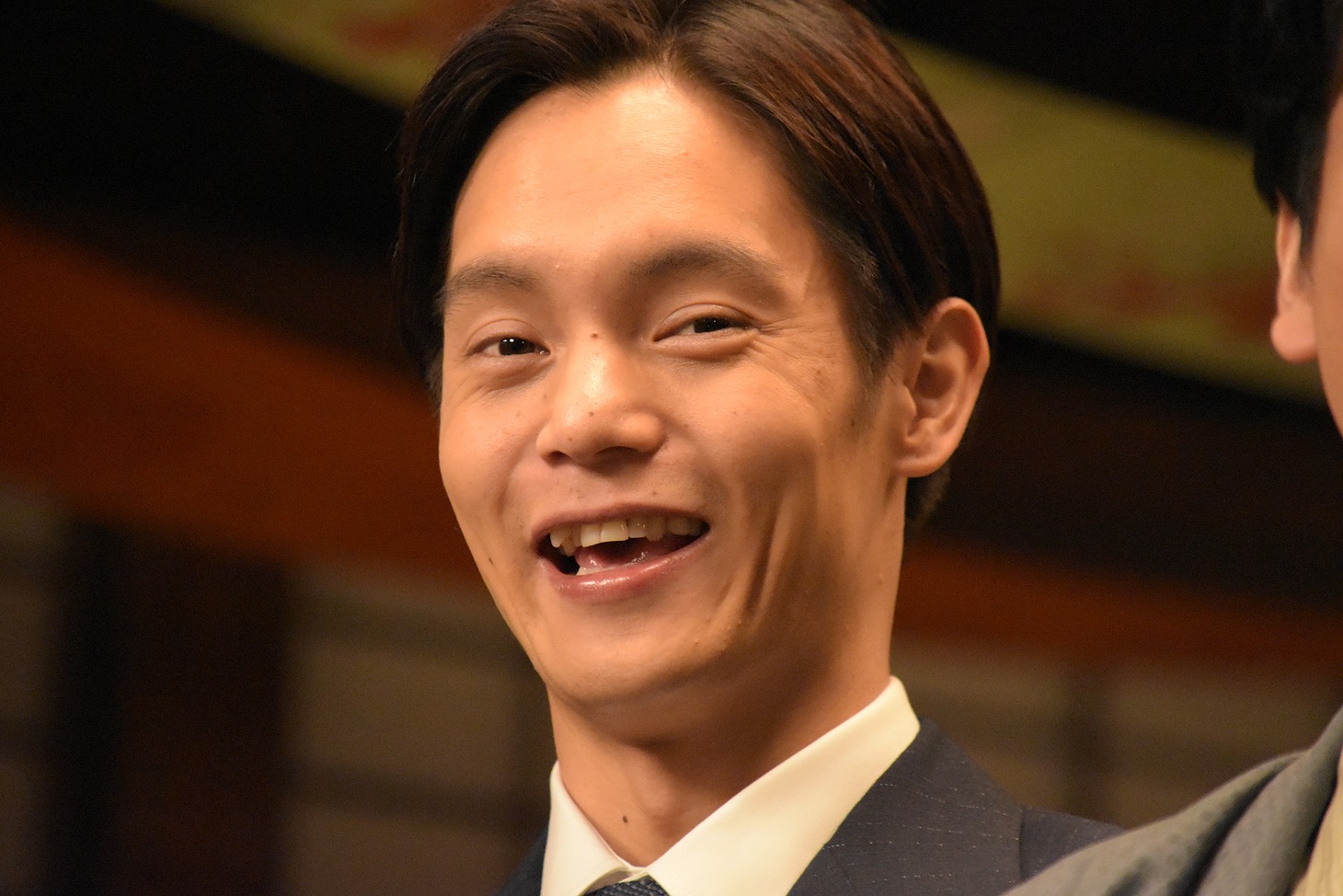 「エール」の「エ」の口を作る窪田正孝。