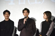 左から井之脇海、三浦翔平、川口春奈。