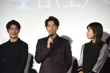 左から井之脇海、三浦翔平、川口春奈。