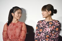 左から大島優子、葵わかな。
