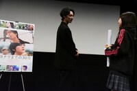 プレゼント抽選会の当選者（右）と上杉柊平（左）。