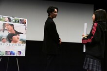 プレゼント抽選会の当選者（右）と上杉柊平（左）。