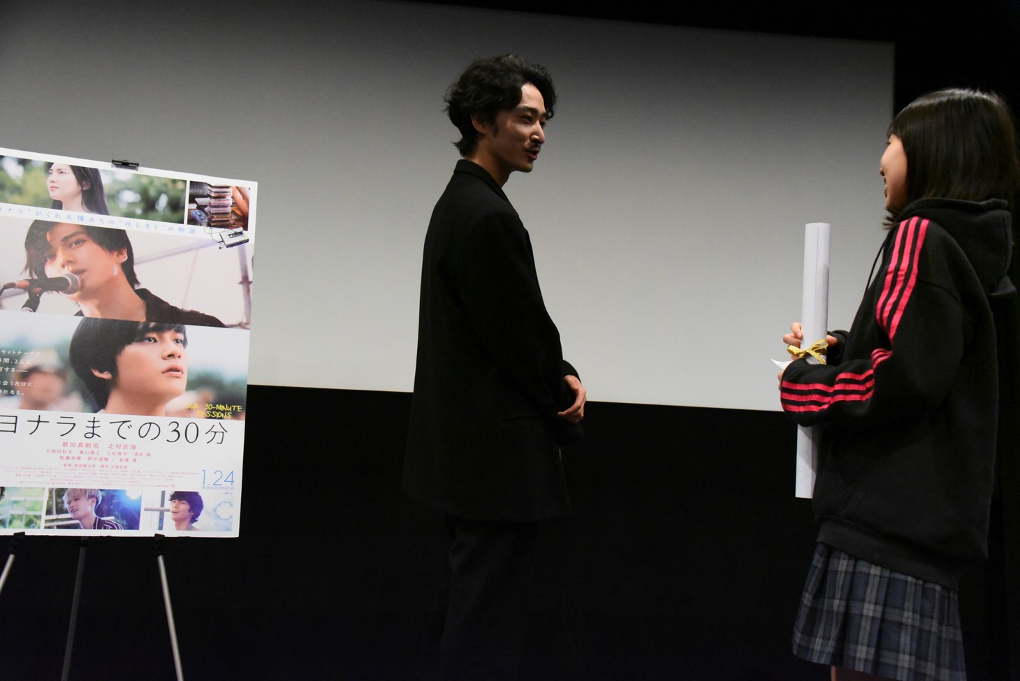 プレゼント抽選会の当選者（右）と上杉柊平（左）。