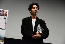 トロフィーを受け取った上杉柊平。