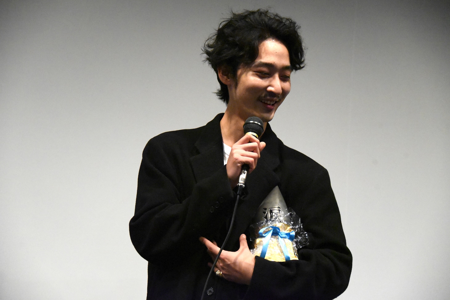 トロフィーを受け取った上杉柊平。