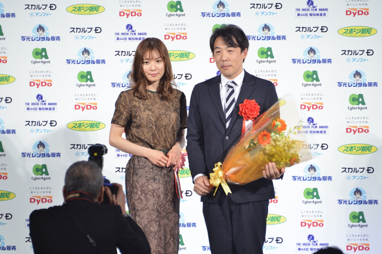 左から松岡茉優、石川慶。