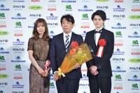 左から松岡茉優、石川慶、鈴鹿央士。