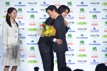 抱き合う佐藤信介（右）と山崎賢人（左）。