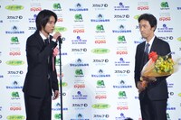 左から山崎賢人、佐藤信介。