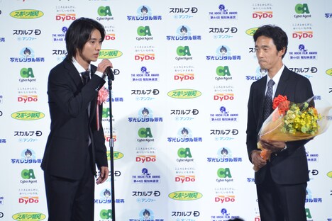 左から山崎賢人、佐藤信介。