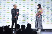 左から平山秀幸、小松菜奈。
