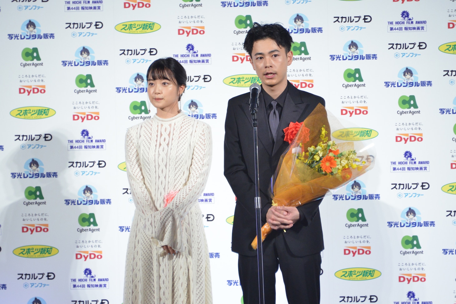 左から深川麻衣、成田凌。