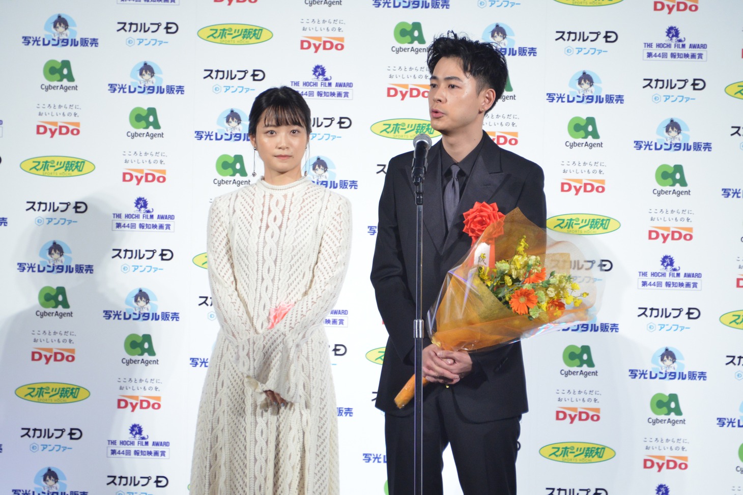 左から深川麻衣、成田凌。
