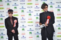 左から魔夜峰央、GACKT。