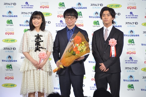 左から森七菜、新海誠、醍醐虎汰朗。