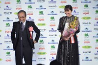 左から小日向文世、長澤まさみ。