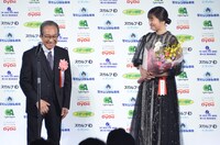 左から小日向文世、長澤まさみ。