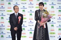 左から小日向文世、長澤まさみ。