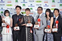 左か玉城ティナ、成田凌、長澤まさみ、中井貴一、小松菜奈、佐藤信介。
