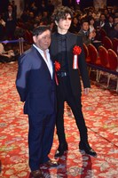 左から武内英樹、GACKT。