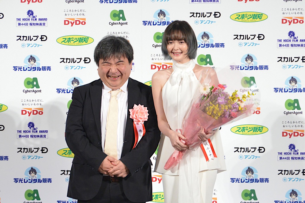 左から井口昇、玉城ティナ。