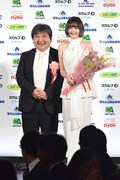 左から井口昇、玉城ティナ。