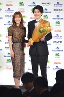 左から松岡茉優、鈴鹿央士。