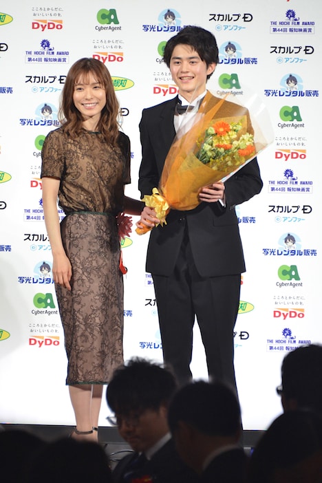 左から松岡茉優、鈴鹿央士。