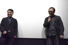 3D眼鏡をかけて登場した深田晃司（右）。