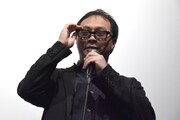 3D眼鏡をかけて登場した深田晃司。