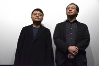 左からビー・ガン、深田晃司。