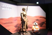レイ（左）とBB-8（右）の等身大フィギュア。
