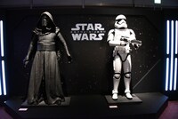 カイロ・レン（左）とストームトルーパー（右）の等身大フィギュア。