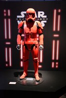 シス・トルーパーの等身大フィギュア。