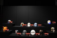 著名人による「カイロ・レン マスク アート」コーナー。