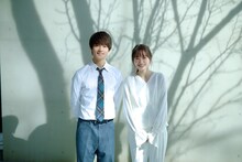 左から佐野勇斗、飯豊まりえ。