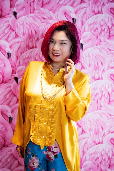 八代亜紀演じるヨーコ。