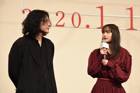 左から岩井俊二、広瀬すず。