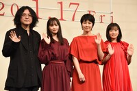 「ラストレター」の完成披露舞台挨拶の様子。左から岩井俊二、広瀬すず、松たか子、森七菜。