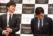 小澤征悦（左）に「都市伝説だと思ってた」と言われ、笑う織田裕二（右）。