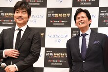 小澤征悦（左）に「都市伝説だと思ってた」と言われ、笑う織田裕二（右）。