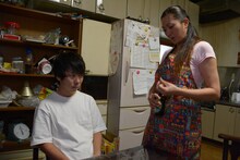 「発情物語 幼馴染はヤリ盛り」より、櫻井拓也（左）。