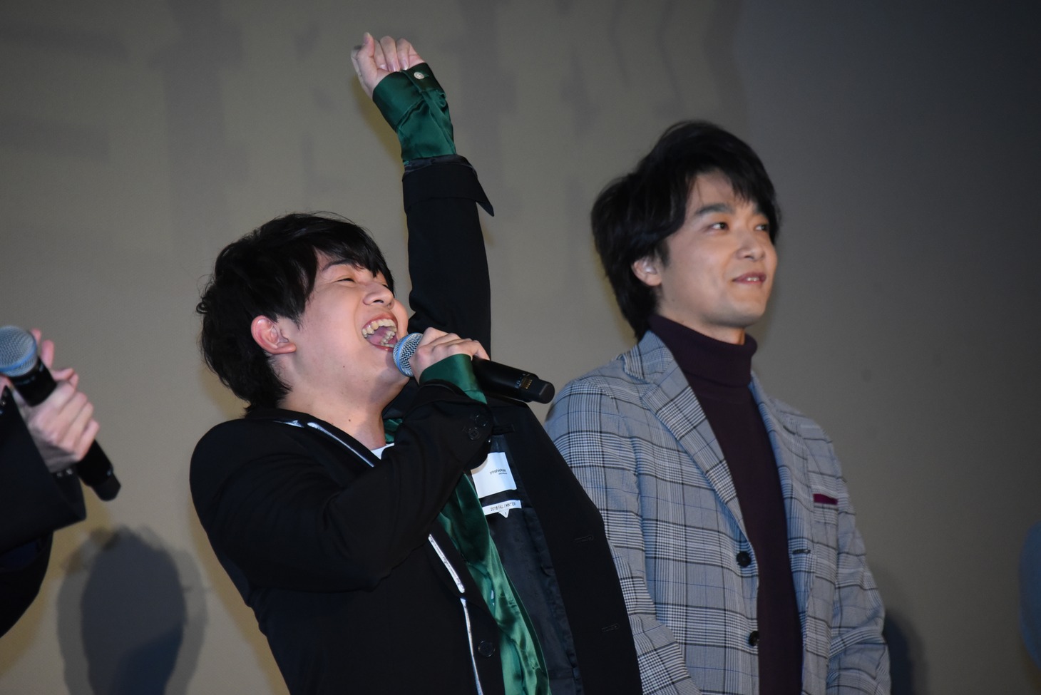 「公開初日が来たーーー！」と叫ぶ山下大輝（左）。