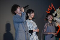 「かっちゃんって呼べ！」と叫んだあとに名前を呼ばれ、感謝を述べる岡本信彦（左）。