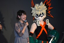 爆豪勝己（右）に凝視され、挨拶が滞る寺崎裕香（左）。