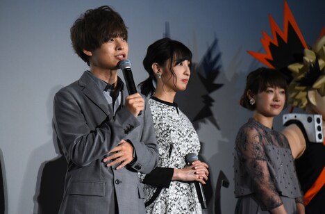 左から岡本信彦、佐倉綾音、寺崎裕香。