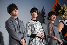 左から岡本信彦、佐倉綾音、寺崎裕香。